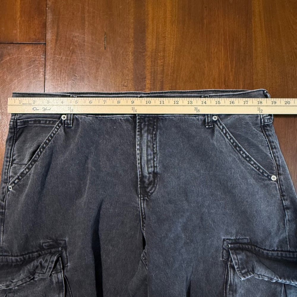 Old Navy Womens Mid Rise Baggy Wide Leg Cargo Jeans Size 16 Washed Black Utility - Picture 6 of 9